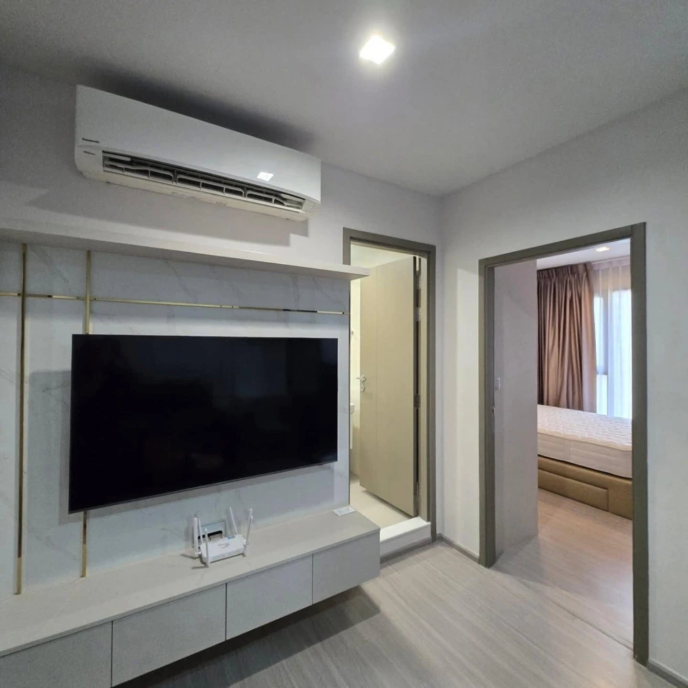 For rent: Life Asoke Hype, beautifully decorated room, built-in throughout the room in a simple and luxurious style, full of electrical appliances.