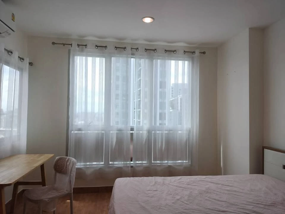 For rent: Life @ Phahonyothin-Ari, beautiful balcony view, lots of usable space in the room, comfortable and not cramped at all. Must book.
