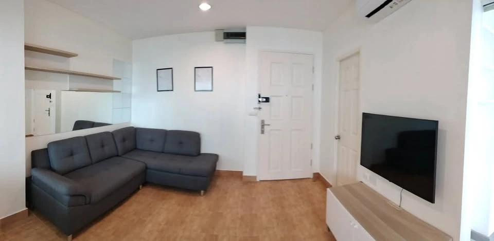 For rent: Life @ Phahonyothin-Ari, beautiful balcony view, lots of usable space in the room, comfortable and not cramped at all. Must book.