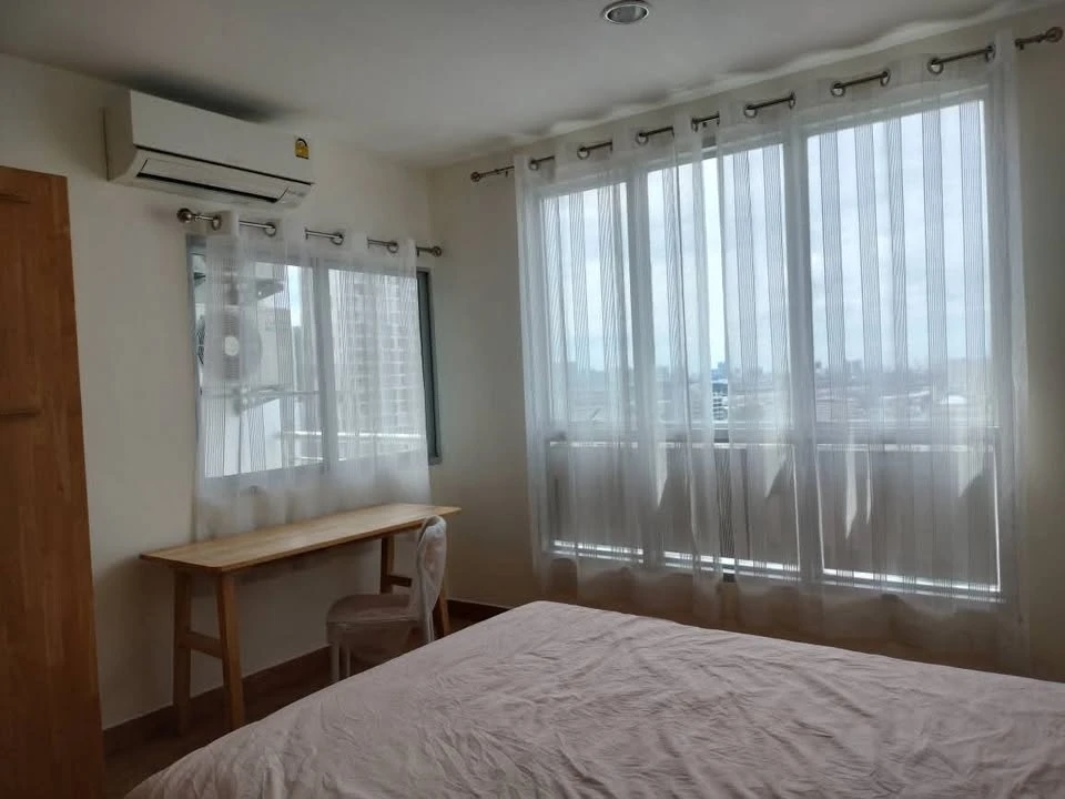 For rent: Life @ Phahonyothin-Ari, beautiful balcony view, lots of usable space in the room, comfortable and not cramped at all. Must book.