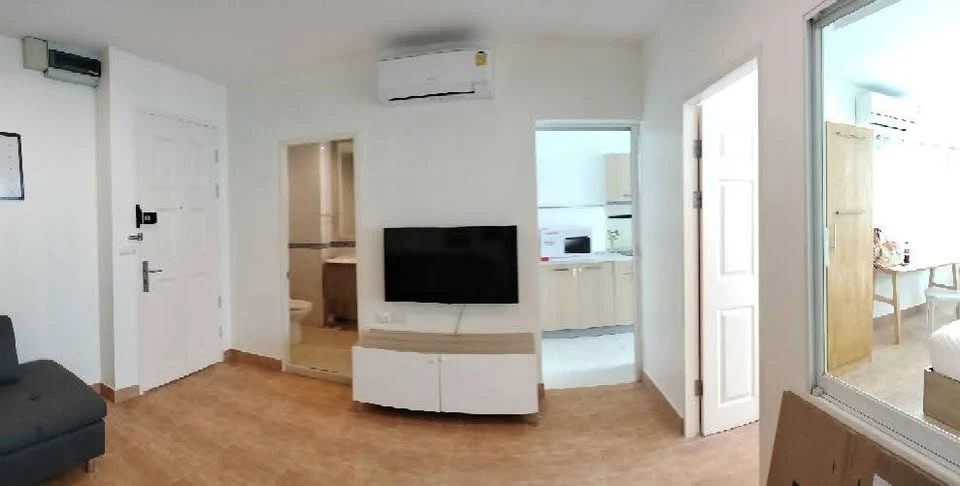 For rent: Life @ Phahonyothin-Ari, beautiful balcony view, lots of usable space in the room, comfortable and not cramped at all. Must book.