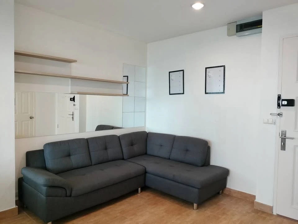 For rent: Life @ Phahonyothin-Ari, beautiful balcony view, lots of usable space in the room, comfortable and not cramped at all. Must book.