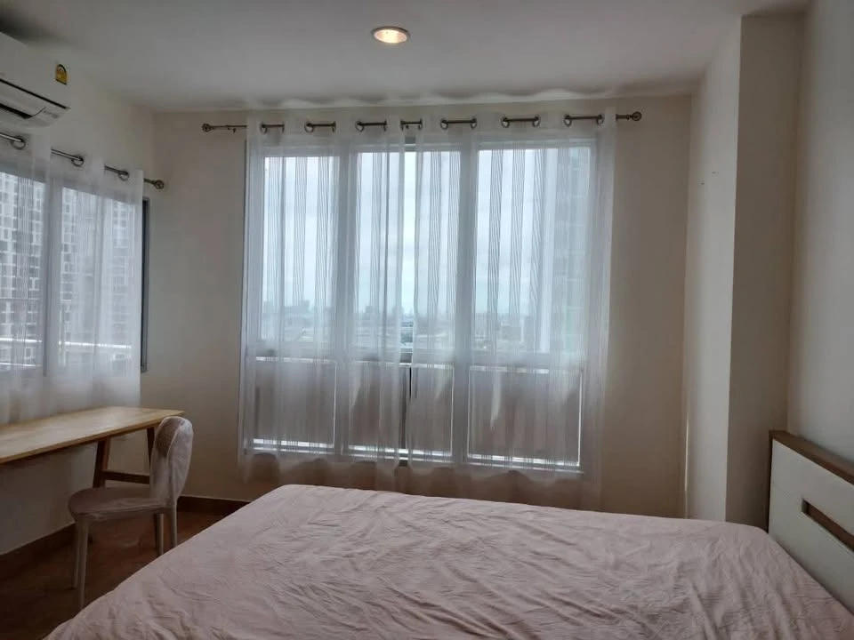 For rent: Life @ Phahonyothin-Ari, beautiful balcony view, lots of usable space in the room, comfortable and not cramped at all. Must book.