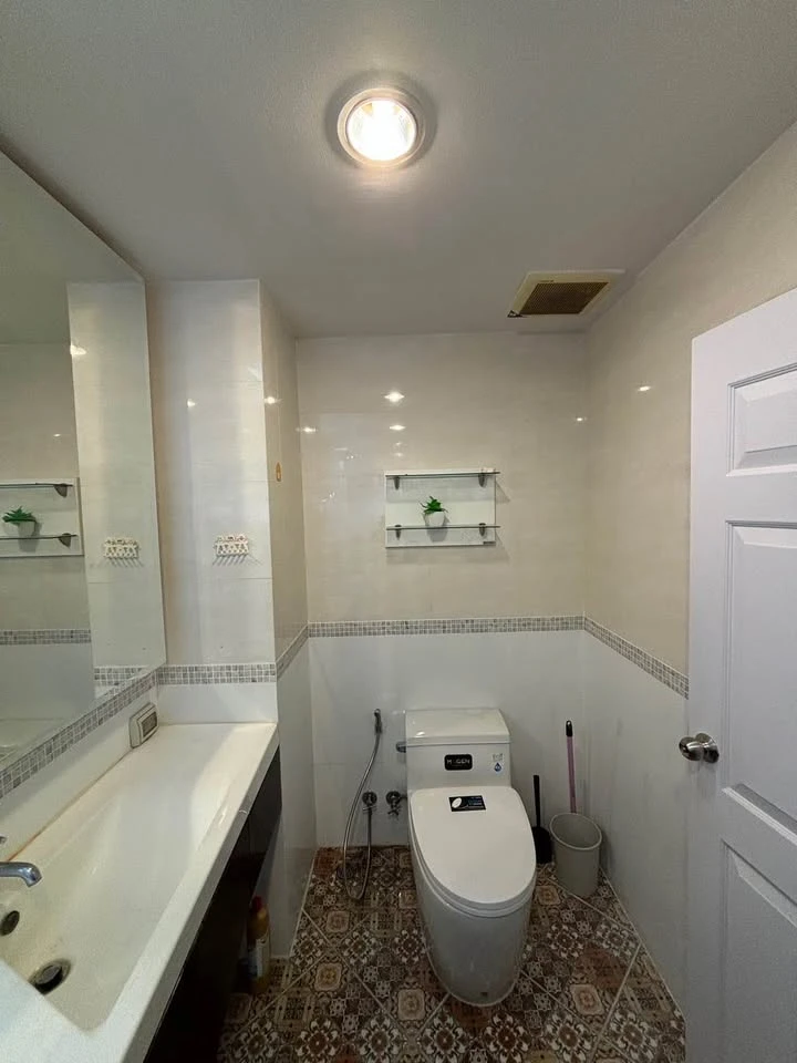 For rent: Life @ Ratchada-Huai Khwang, next to the BTS, the room has a lot of space, complete furniture, ready to move in
