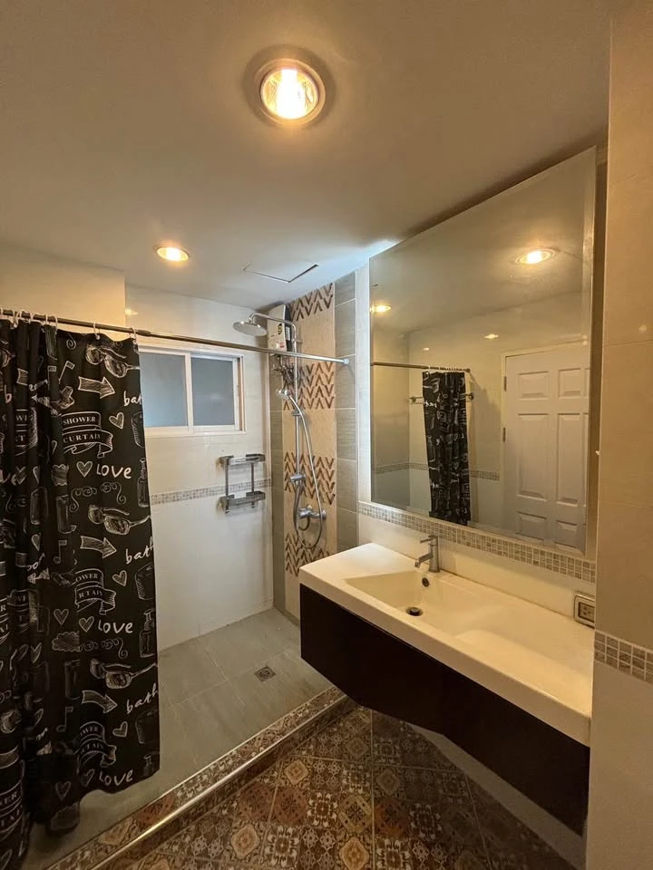 For rent: Life @ Ratchada-Huai Khwang, next to the BTS, the room has a lot of space, complete furniture, ready to move in
