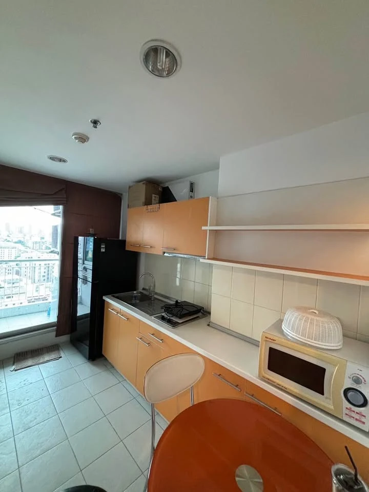 For rent: Life @ Ratchada-Huai Khwang, next to the BTS, the room has a lot of space, complete furniture, ready to move in