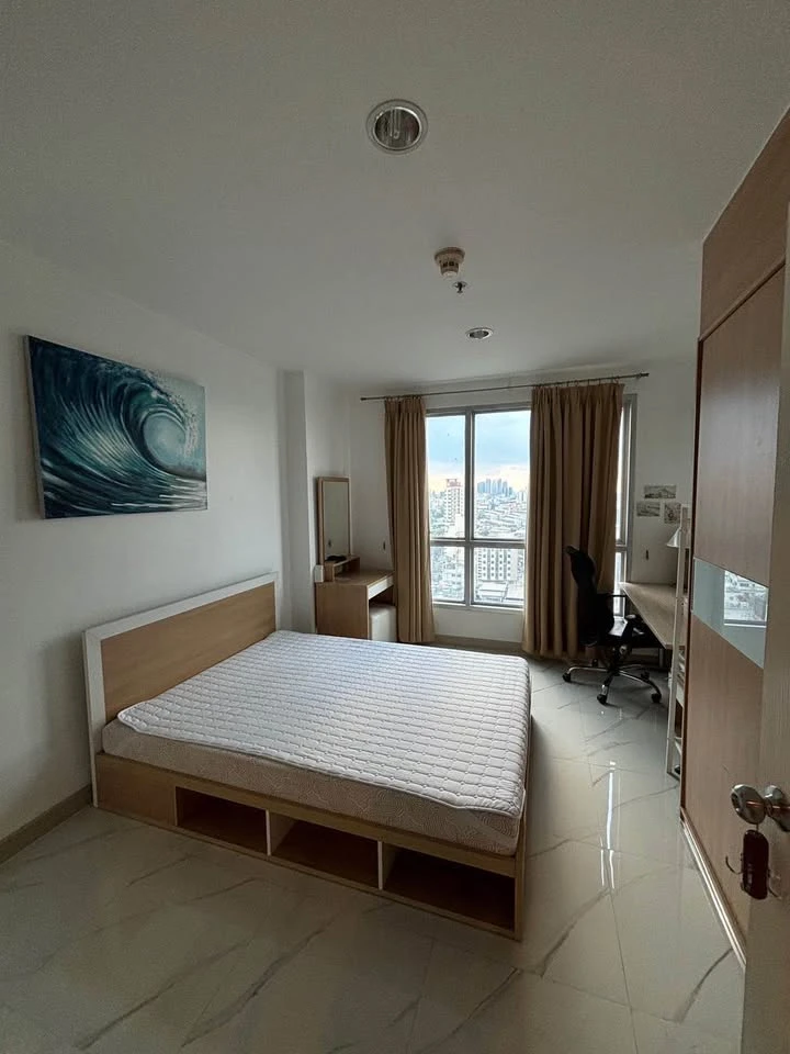 For rent: Life @ Ratchada-Huai Khwang, next to the BTS, the room has a lot of space, complete furniture, ready to move in