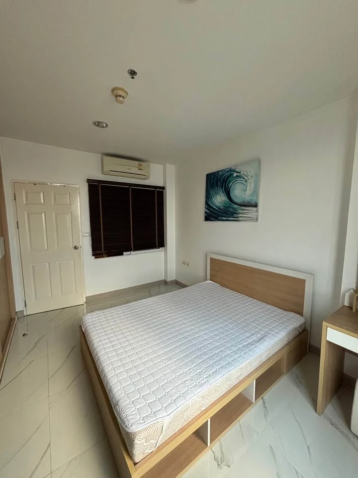 For rent: Life @ Ratchada-Huai Khwang, next to the BTS, the room has a lot of space, complete furniture, ready to move in