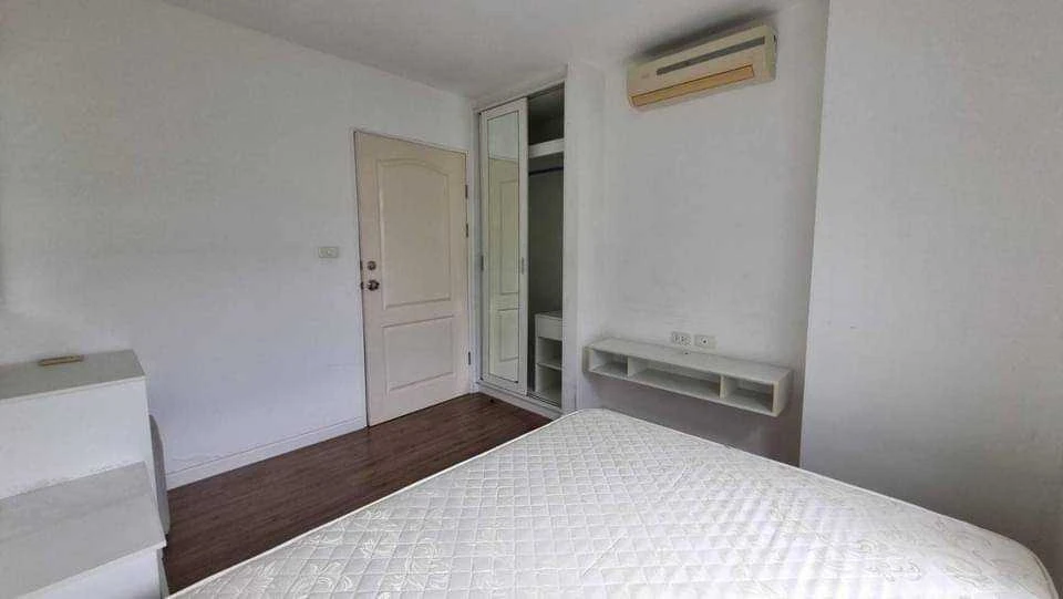 For rent: I Condo Ngamwongwan, 2 floors, 4 nice rooms, comes with complete decorations. Book now, don't miss it.