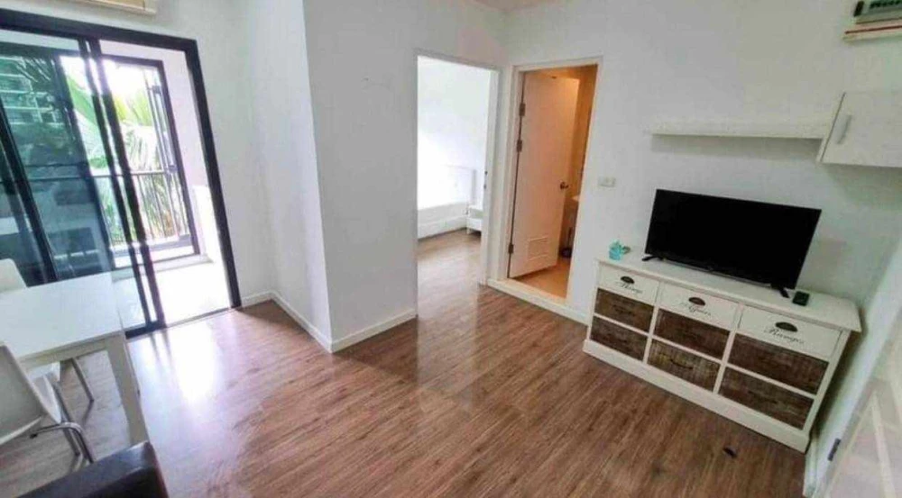For rent: I Condo Ngamwongwan, 2 floors, 4 nice rooms, comes with complete decorations. Book now, don't miss it.