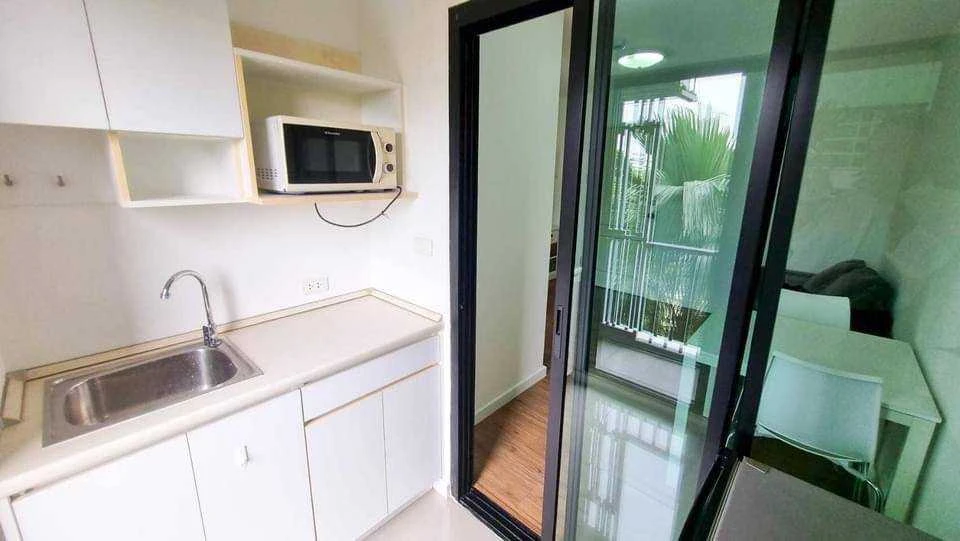 For rent: I Condo Ngamwongwan, 2 floors, 4 nice rooms, comes with complete decorations. Book now, don't miss it.