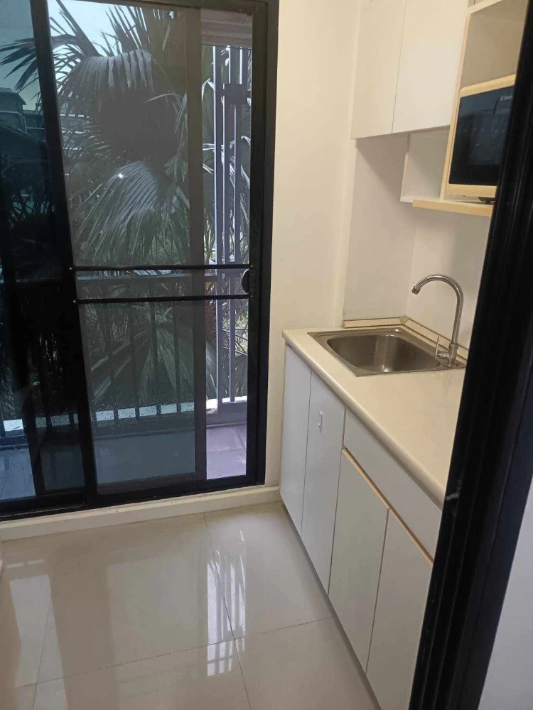 For rent: I Condo Ngamwongwan, 2 floors, 4 nice rooms, comes with complete decorations. Book now, don't miss it.