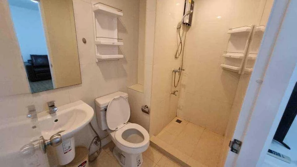 For rent: I Condo Ngamwongwan, 2 floors, 4 nice rooms, comes with complete decorations. Book now, don't miss it.