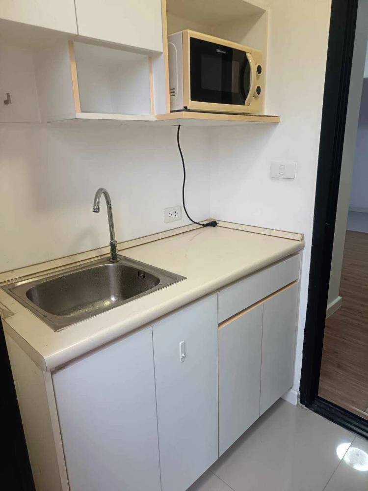 For rent: I Condo Ngamwongwan, 2 floors, 4 nice rooms, comes with complete decorations. Book now, don't miss it.