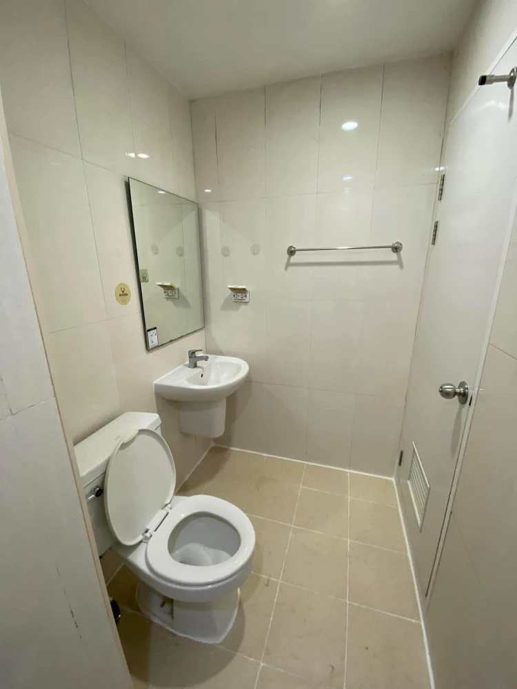 For rent, I Condo Salaya, view of trees and swimming pool, very good atmosphere, electrical appliances are ready to use, don't miss it.