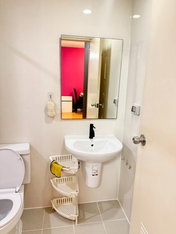 For rent: iCondo Sukhaphiban 2, bright pink room, very nice and livable, fully furnished, ready to move in!