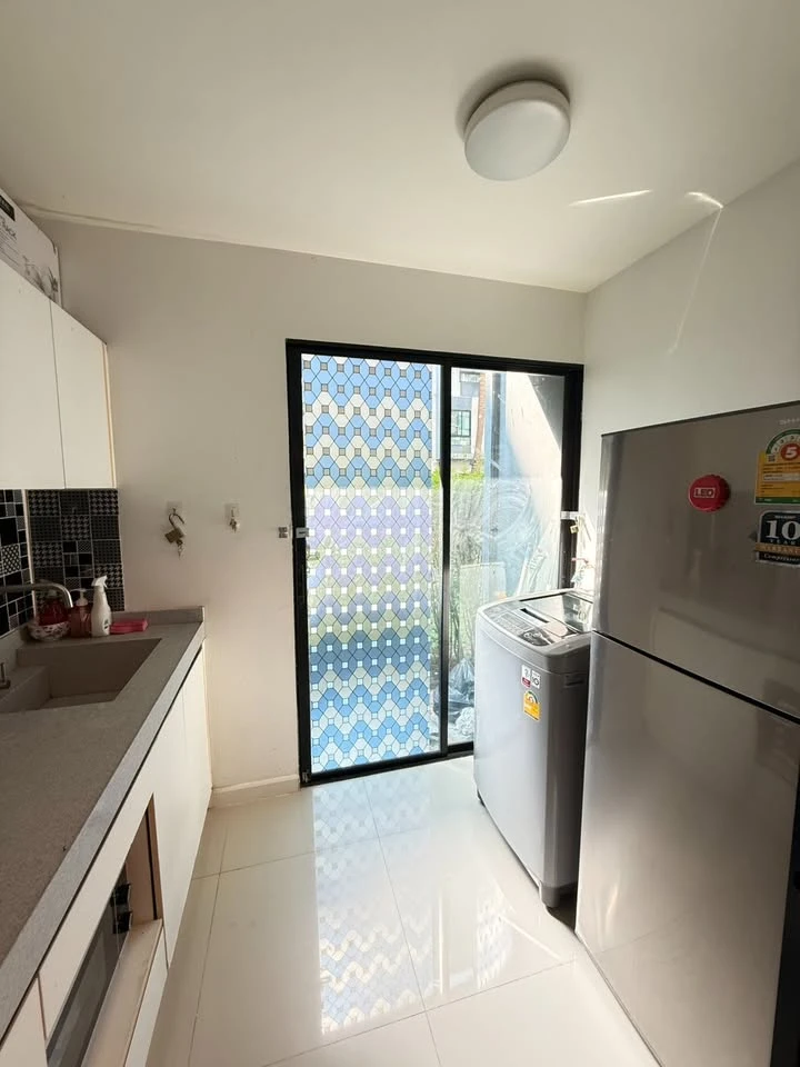 For rent: iCondo Sukhaphiban 2, bright pink room, very nice and livable, fully furnished, ready to move in!