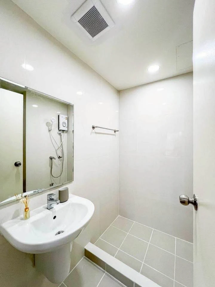 For rent!! I Condo Sukhumvit 105, 6th floor, Building A3. Beautiful unit, ready to move in. Conveniently located. Don't miss it!!