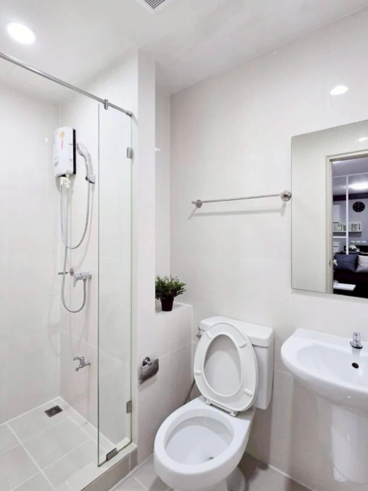 For rent: iCondo Sukhumvit 105. Spacious room with plenty of space, beautifully decorated with high-quality furnishings. Book now!