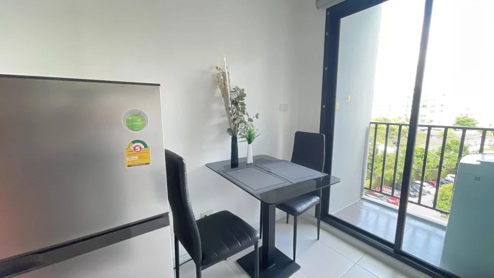 For rent, Icondo Seri Thai Green Space, separate room, separate bedroom, living room, comfortable garden view, hurry and book now.