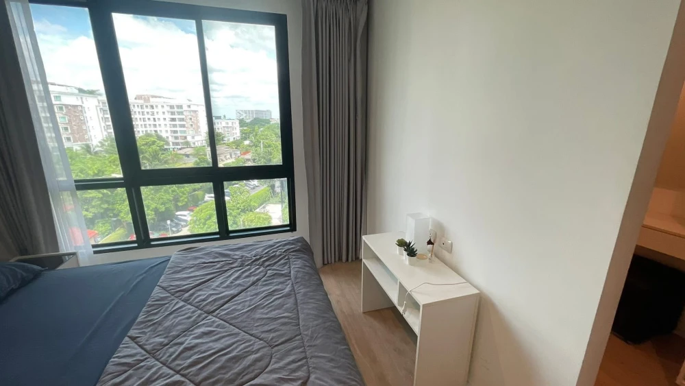 For rent, Icondo Seri Thai Green Space, separate room, separate bedroom, living room, comfortable garden view, hurry and book now.