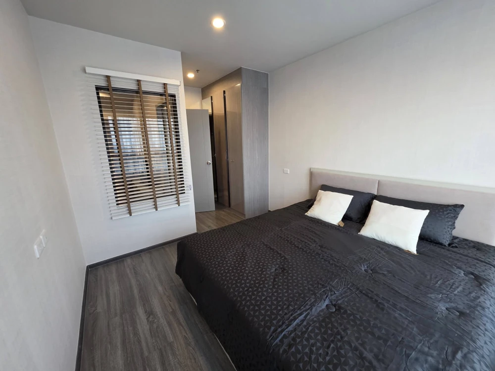 For rent: Ideo Ramkhamhaeng - Lamsamli Station, high floor unit, fully furnished, good ventilation. Book now!