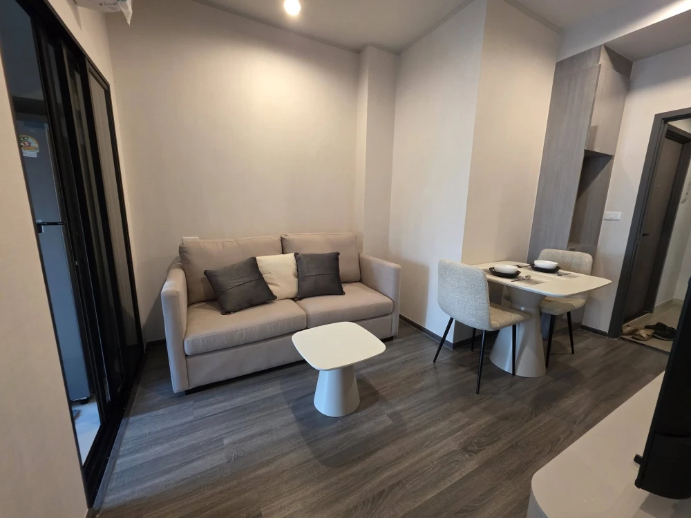For rent: Ideo Ramkhamhaeng - Lamsamli Station, high floor unit, fully furnished, good ventilation. Book now!