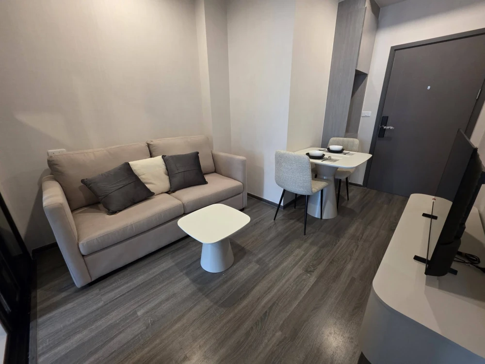 For rent: Ideo Ramkhamhaeng - Lamsamli Station, high floor unit, fully furnished, good ventilation. Book now!