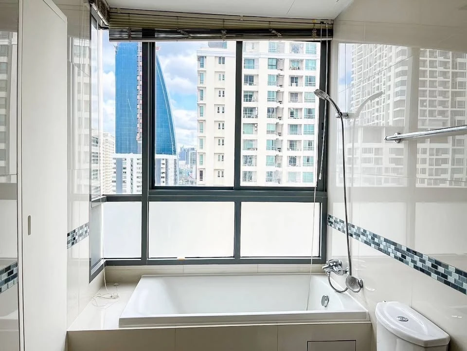 For rent: Ideo Q Phaya Thai, 19th floor, 84.5 sq m, 2 bedrooms, 2 bathrooms, fully furnished with appliances, ready to move in.