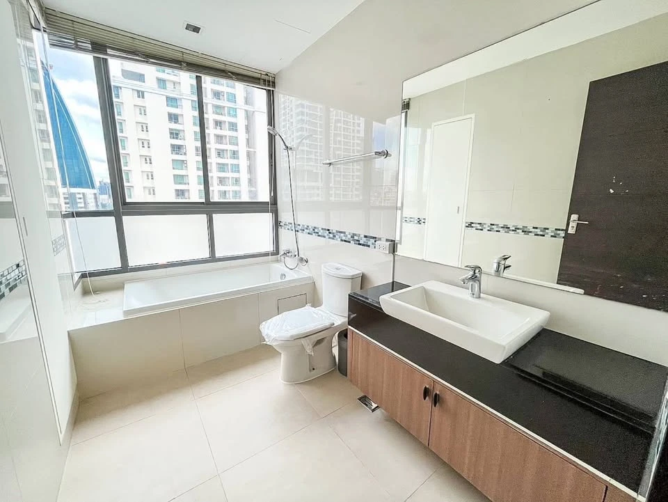 For rent: Ideo Q Phaya Thai, 19th floor, 84.5 sq m, 2 bedrooms, 2 bathrooms, fully furnished with appliances, ready to move in.