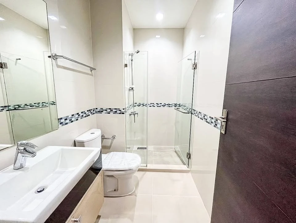 For rent: Ideo Q Phaya Thai, 19th floor, 84.5 sq m, 2 bedrooms, 2 bathrooms, fully furnished with appliances, ready to move in.