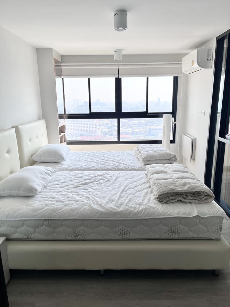 For rent: Ideo Charan 70 Riverview, Hybrid (duplex) unit on a very high floor with stunning views of the Chao Phraya River. Book now!