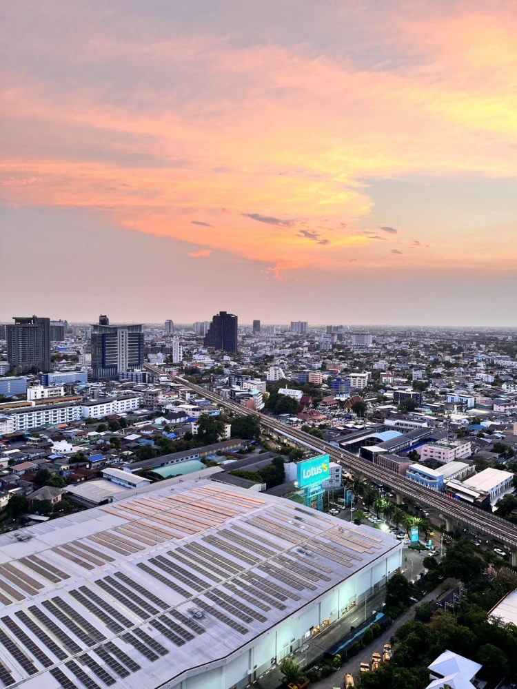 For rent: Ideo Charan 70 Riverview, Hybrid (duplex) unit on a very high floor with stunning views of the Chao Phraya River. Book now!