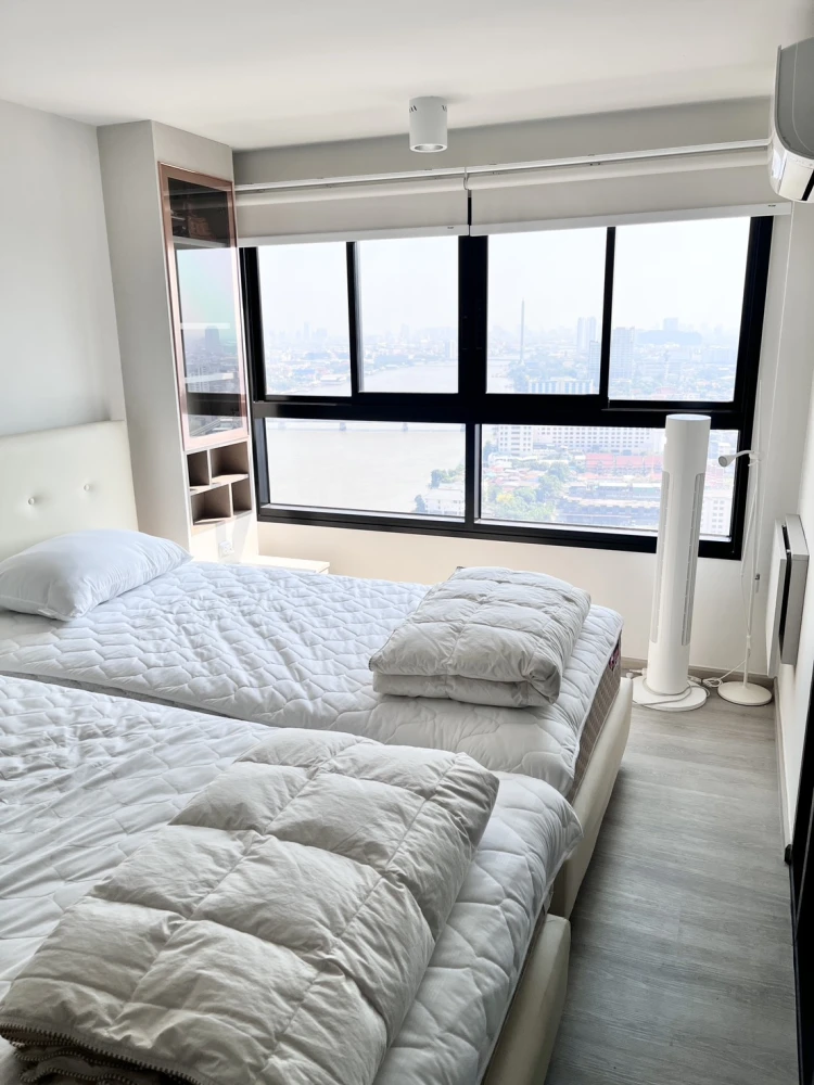 For rent: Ideo Charan 70 Riverview, Hybrid (duplex) unit on a very high floor with stunning views of the Chao Phraya River. Book now!