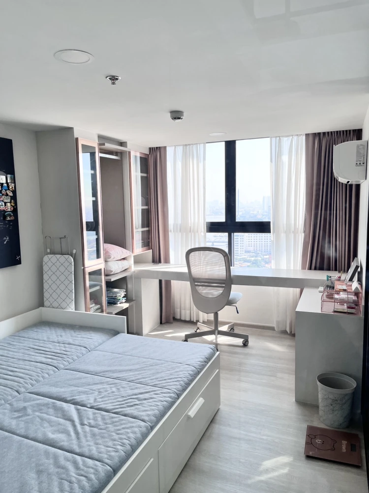 For rent: Ideo Charan 70 Riverview, Hybrid (duplex) unit on a very high floor with stunning views of the Chao Phraya River. Book now!