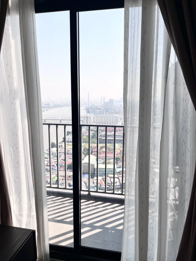 For rent: Ideo Charan 70 Riverview, Hybrid (duplex) unit on a very high floor with stunning views of the Chao Phraya River. Book now!