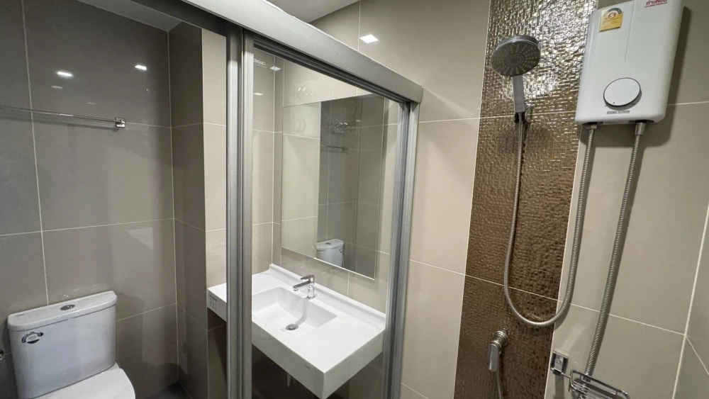 For rent: Ideo Rama 9 Asoke, ready to move in, furnished, complete with electrical appliances. Come and reserve now. Don't miss out.