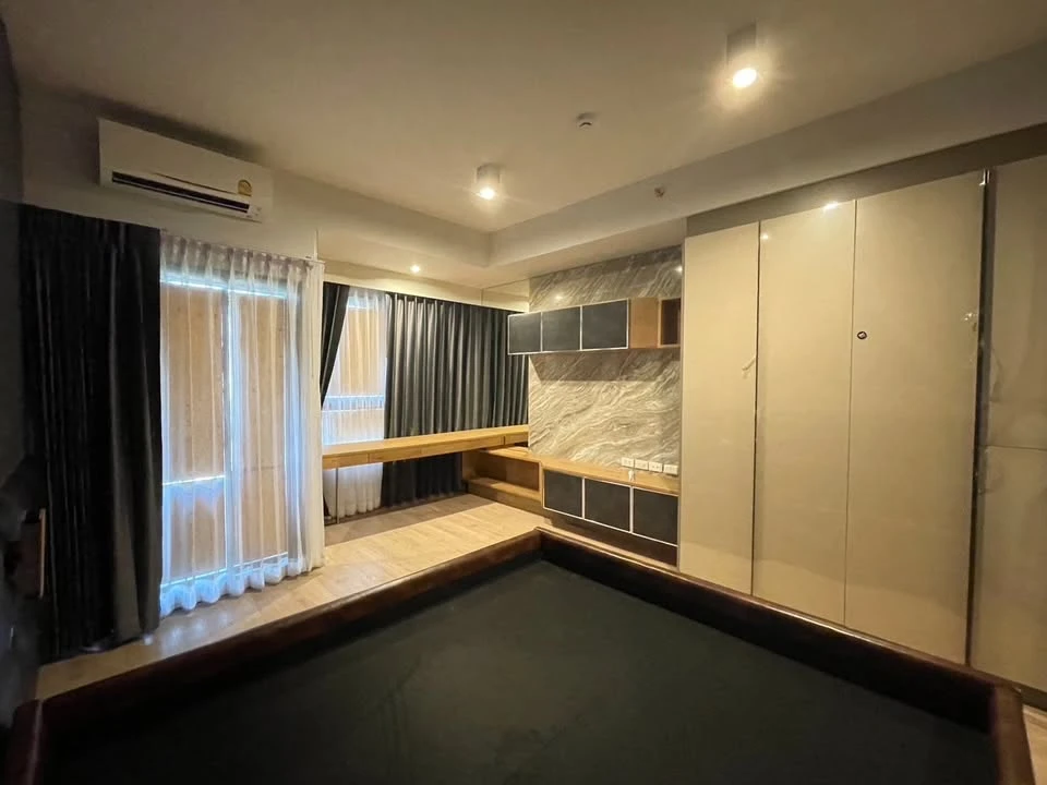For rent: Ideo Rama 9 - Asoke, Studio type room, built-in decoration throughout the room, looks great and very livable. You will regret it if you miss