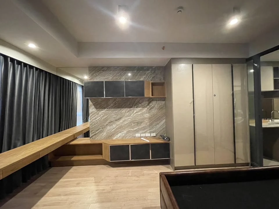 For rent: Ideo Rama 9 - Asoke, Studio type room, built-in decoration throughout the room, looks great and very livable. You will regret it if you miss