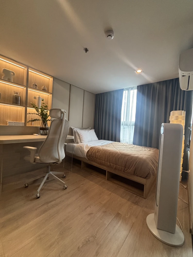 For rent: Ideo Rama 9 - Asoke. Very high floor unit with beautiful built-in furnishings throughout. Highly recommended!
