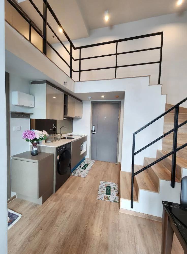 For rent: Ideo Rama 9 - Asoke, high floor, duplex room, well-decorated with built-in furniture. You'll regret it if you miss it.