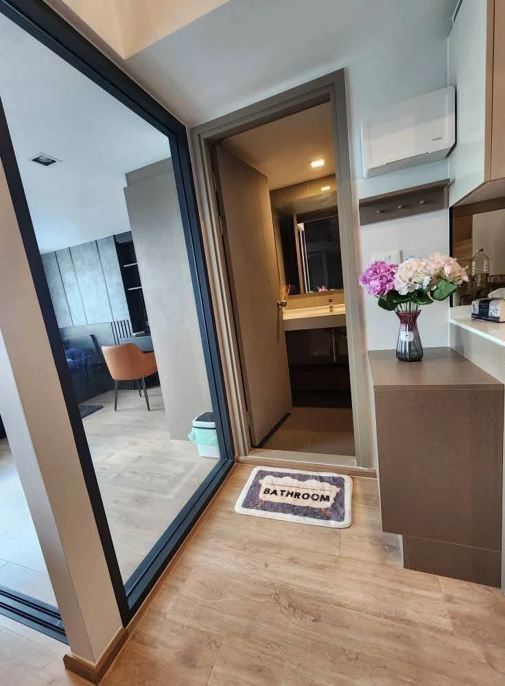 For rent: Ideo Rama 9 - Asoke, high floor, duplex room, well-decorated with built-in furniture. You'll regret it if you miss it.