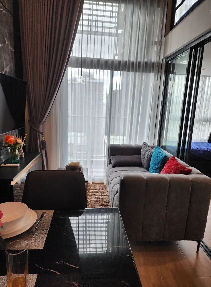 For rent: Ideo Rama 9 - Asoke, high floor, duplex room, well-decorated with built-in furniture. You'll regret it if you miss it.