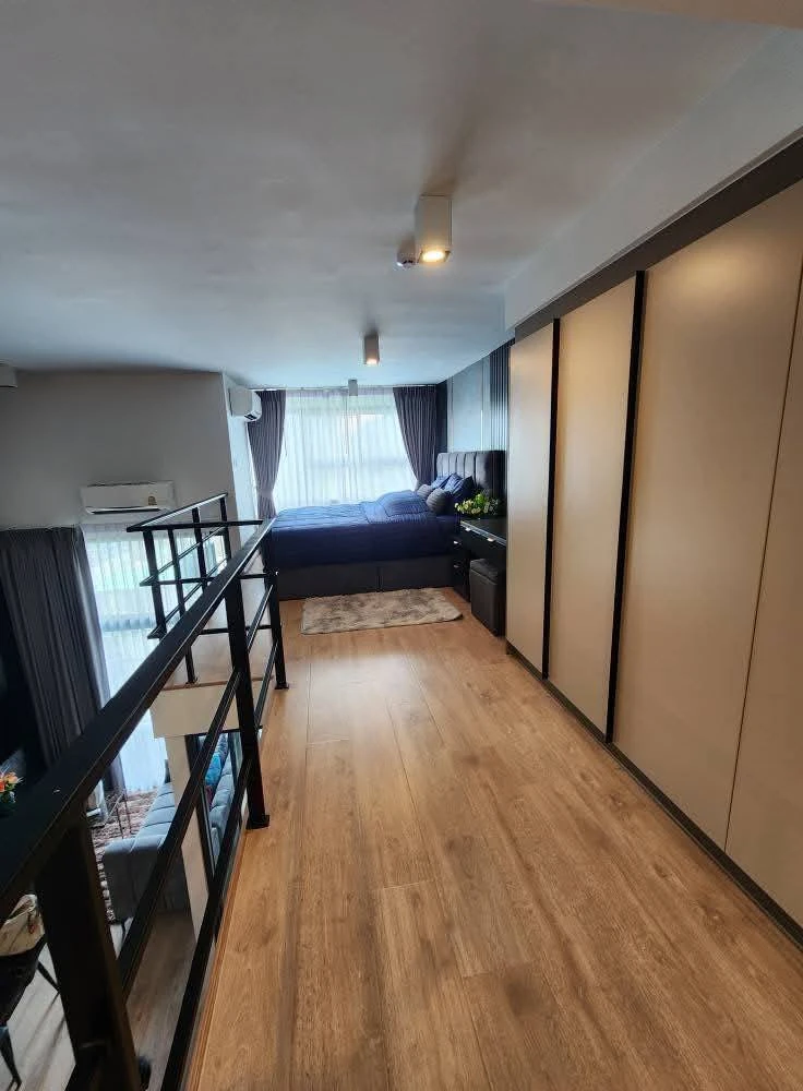 For rent: Ideo Rama 9 - Asoke, high floor, duplex room, well-decorated with built-in furniture. You'll regret it if you miss it.