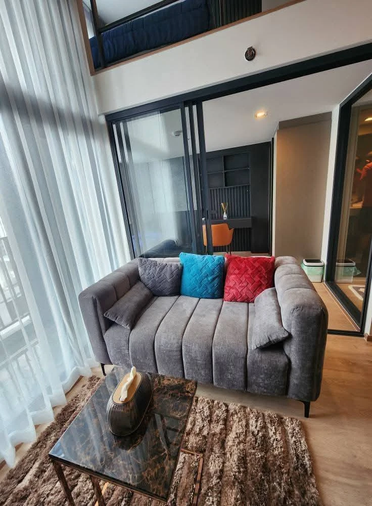 For rent: Ideo Rama 9 - Asoke, high floor, duplex room, well-decorated with built-in furniture. You'll regret it if you miss it.
