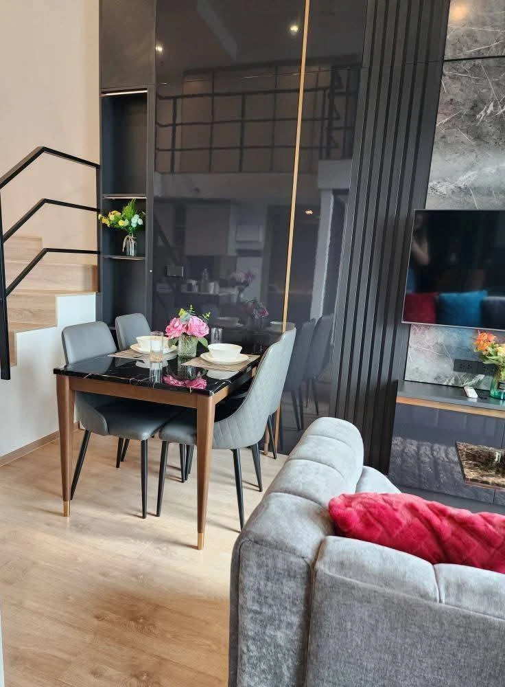 For rent: Ideo Rama 9 - Asoke, high floor, duplex room, well-decorated with built-in furniture. You'll regret it if you miss it.