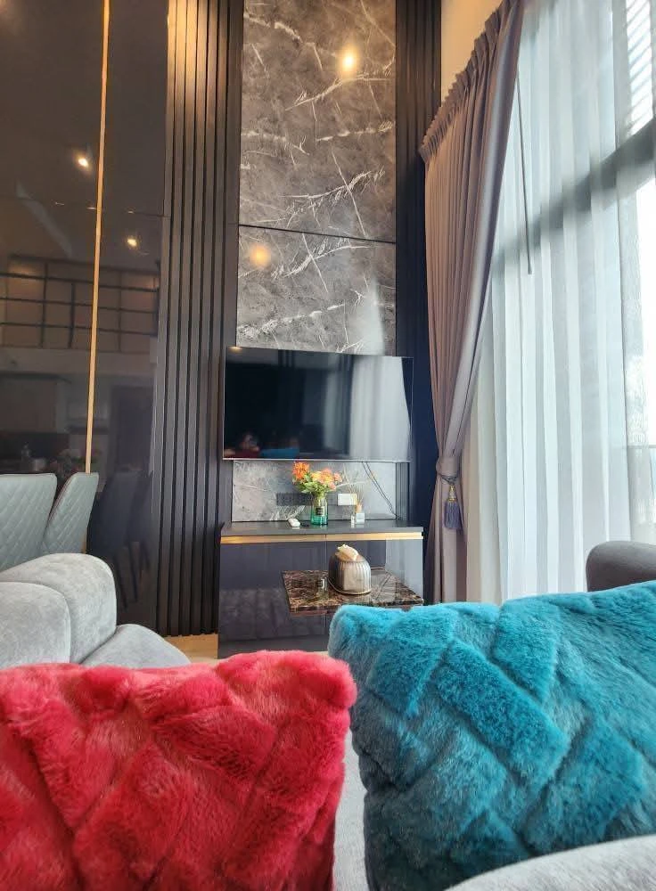 For rent: Ideo Rama 9 - Asoke, high floor, duplex room, well-decorated with built-in furniture. You'll regret it if you miss it.