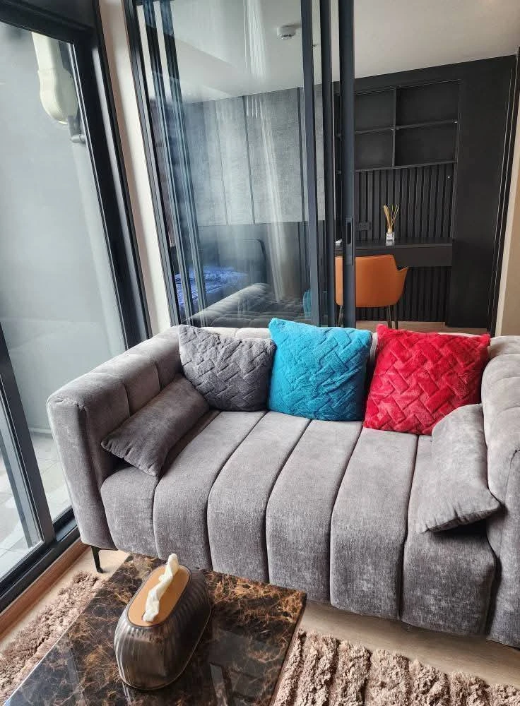 For rent: Ideo Rama 9 - Asoke, high floor, duplex room, well-decorated with built-in furniture. You'll regret it if you miss it.
