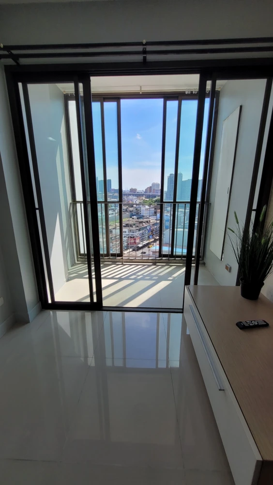 For rent: Ideo Mix Sukhumvit 103, decorated in soothing colors, complete with a full set of furniture. Hurry and reserve now!