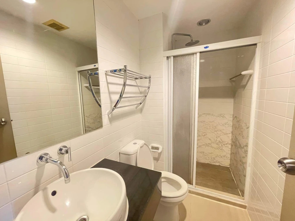 For rent, Ideo Mix Sukhumvit 103, beautiful patterned wallpaper throughout the room. Fully decorated with functions Book now, don't hesitate.